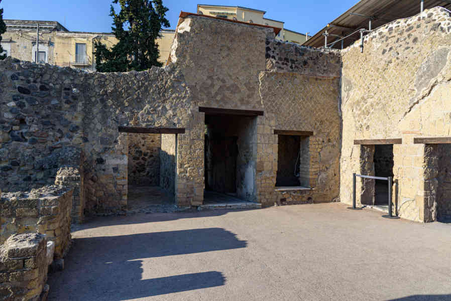213 - Italia - Herculano - parque arqueológico de Herculano - Casa del Esqueleto.jpg